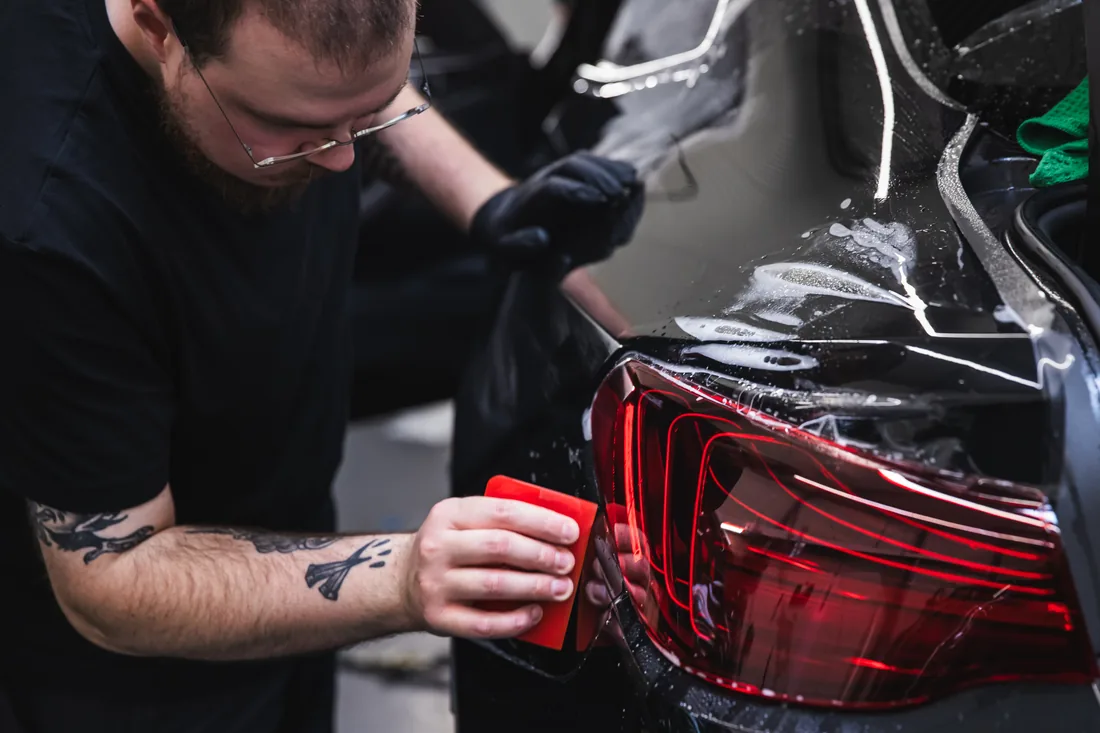 Detailarbeit an der Heckleuchte