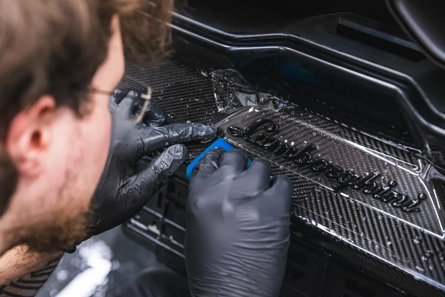 Lackschutzfolie wird auf Carbon verarbeitet
